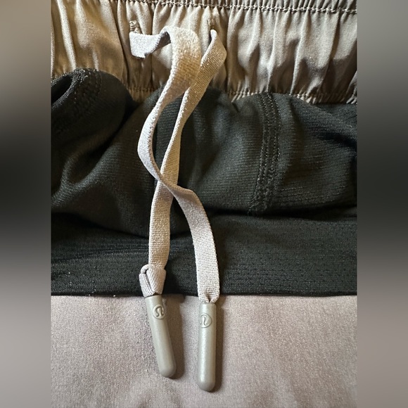 Lululemon Men’s Lined Shorts Small - Picture 4 of 5